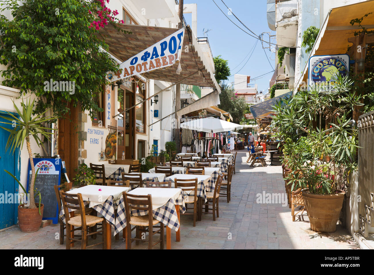 Taverne im Zentrum Ortes in der Nähe von Hafen, Aghia Galini, Südküste, Kreta, Griechenland Stockfoto