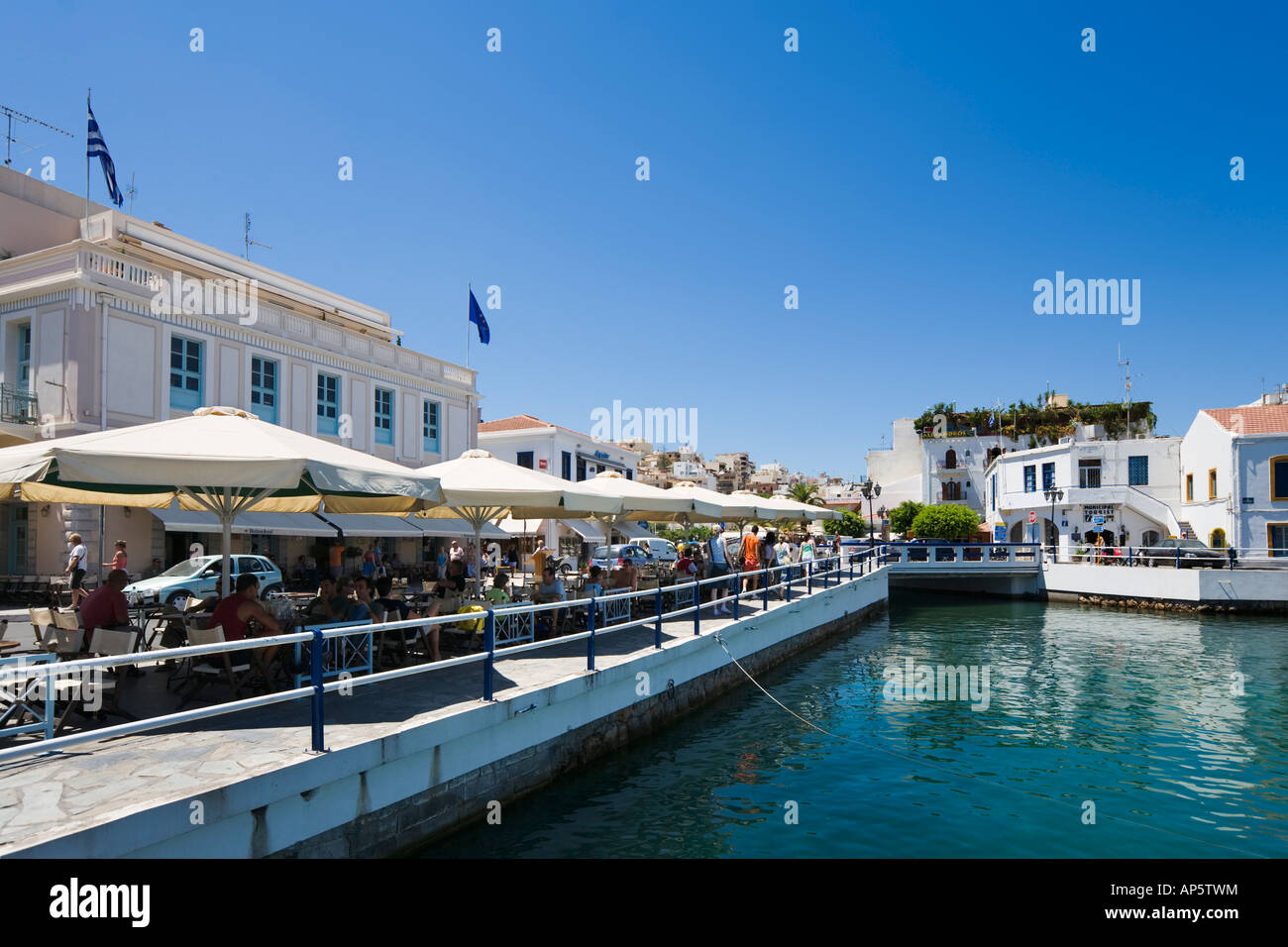 Nordostküste Harbourfront Bar, Agios Nikolaos, Kreta, Griechenland Stockfoto