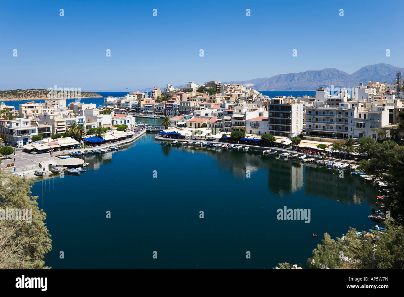 See-Überlieferung mit Hafen im Hintergrund, Nordostküste, Aghios Nikolaos, Kreta, Griechenland Stockfoto