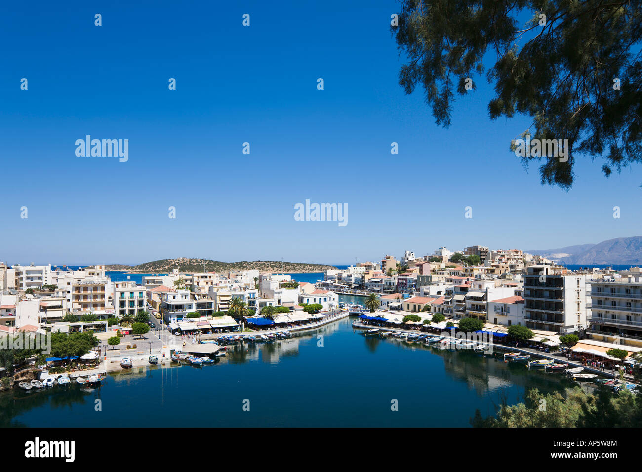 See-Überlieferung mit Hafen im Hintergrund, Nordostküste, Aghios Nikolaos, Kreta, Griechenland Stockfoto