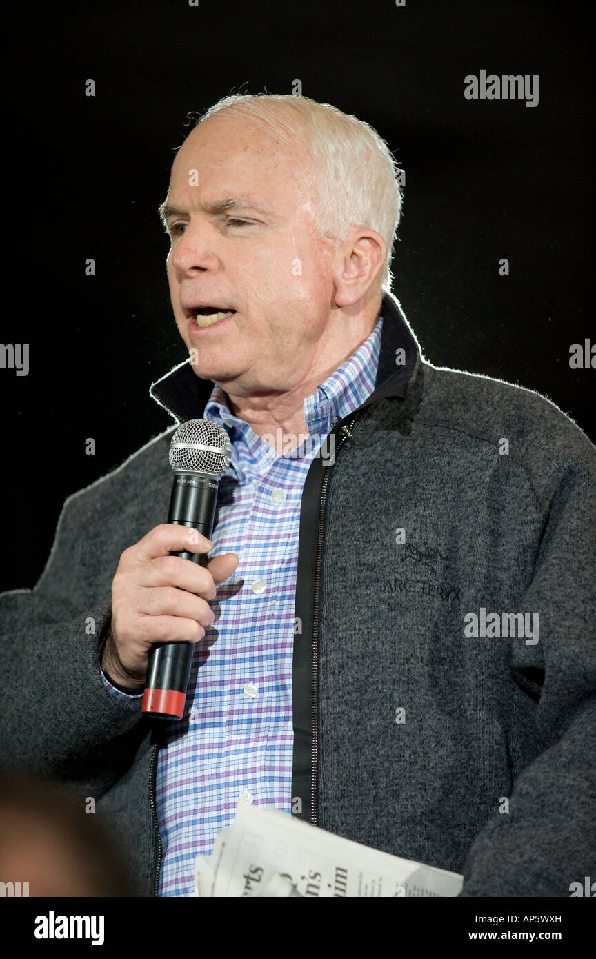 12. Januar 2008 US-Senator und republikanische Präsidentschaftskandidat John McCain am Rathaus in Warren, Michigan USA Stockfoto