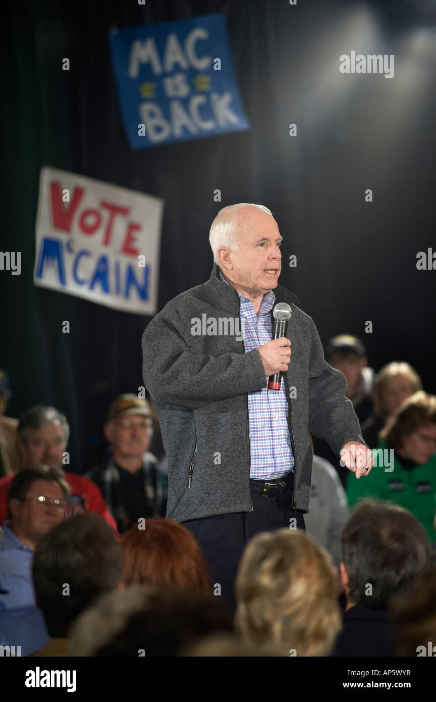 12. Januar 2008 US-Senator und republikanische Präsidentschaftskandidat John McCain am Rathaus in Warren, Michigan USA Stockfoto