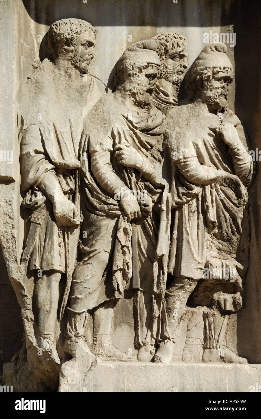 Rom Italien Relief der Gefangenschaft Parther auf dem Bogen des Septimius Severus auf dem Forum Romanum Stockfoto