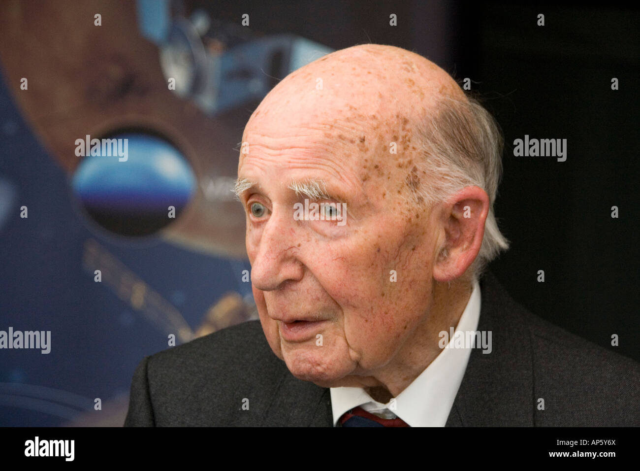 Sir Bernard Lovell Okt 2007 anlässlich des Jodrell Bank, jetzt dem Lovell Radioteleskop und Start des sowjetischen Sputnik Stockfoto