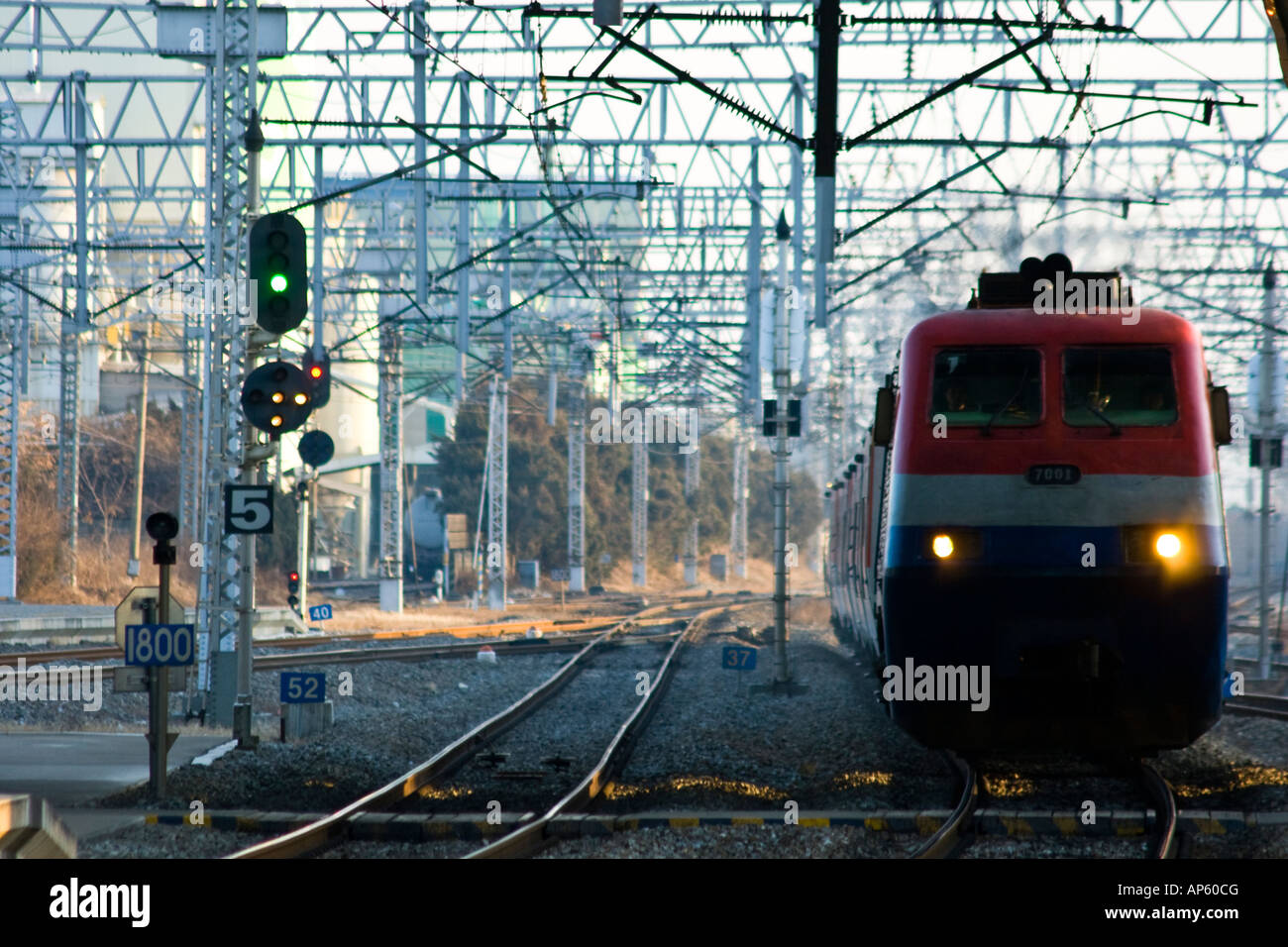 Korail Eisenbahn Zug nähert sich Seoul Station Seoul Südkorea Stockfoto