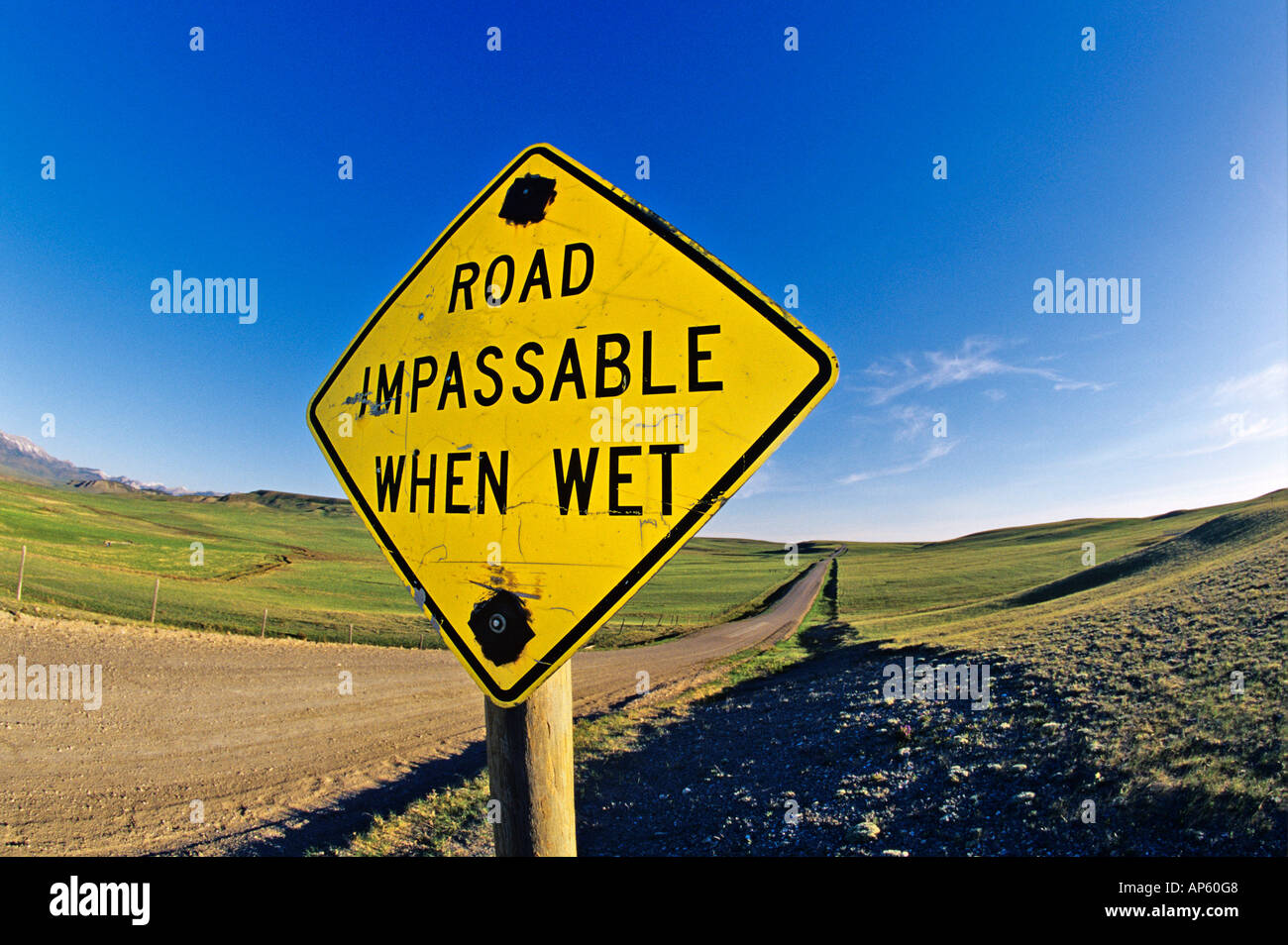 Straßenschild auf Schotterweg auf der Rocky Mountain Front of Montana Stockfoto