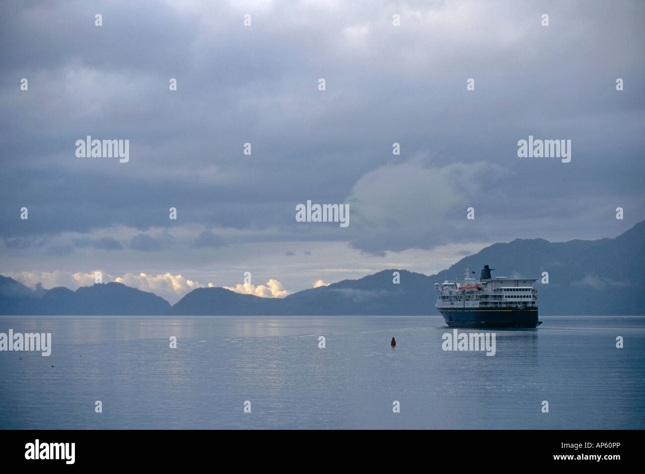 Die Alaska Marine Highway Fähre M/V Kennicott fährt von Seward. Im Sommer auf der Kenai Peninsula Yunan Alaskas. Stockfoto