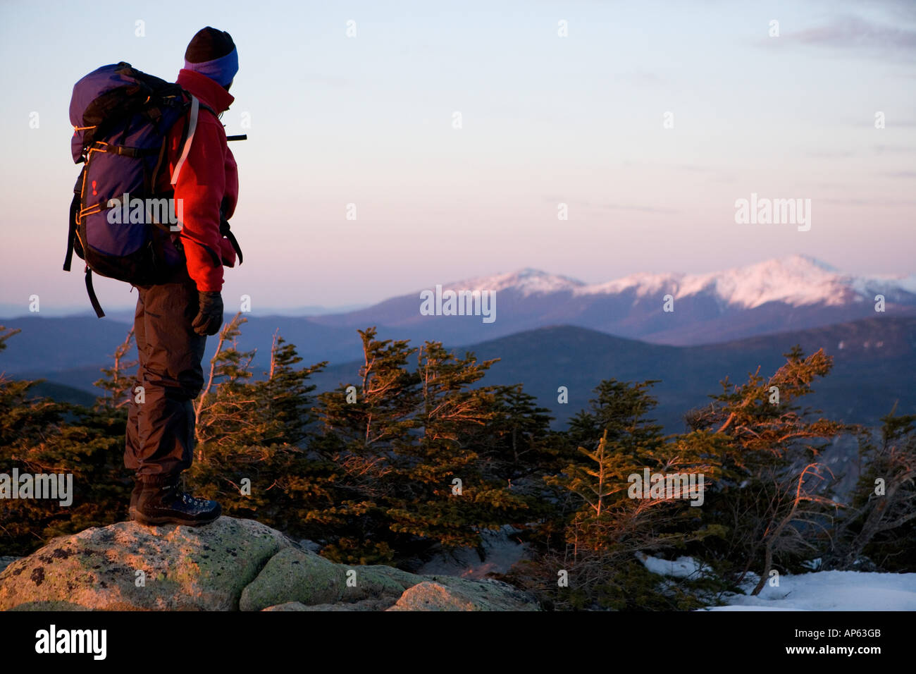 Eine Backpacker sieht am Mt. Washington von Mt. Bond in New Hampshire White Mountains. Pemigewasset Wilderness Area. Stockfoto