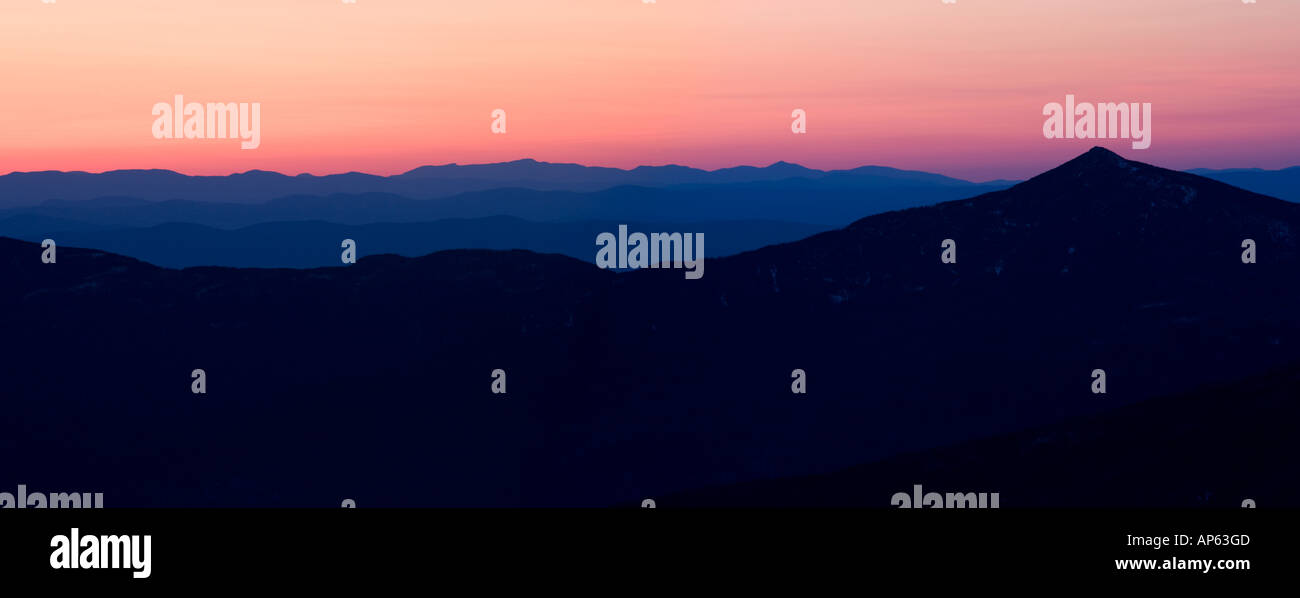 Mt. Garfield bei Sonnenuntergang vom Mt. Bond in New Hampshire White Mountains gesehen. Pemigewasset Wilderness Area. Zeitigen Frühjahr. Stockfoto