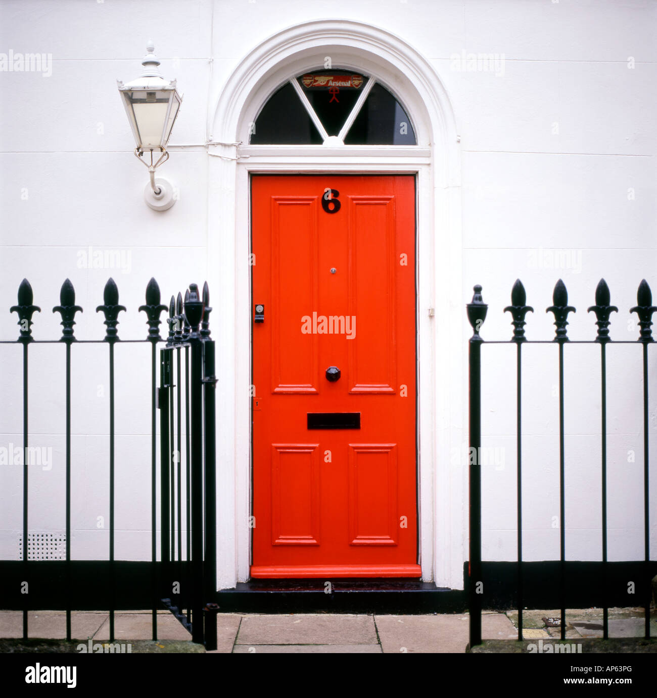 Red Door Gas Lamp Am Eingang Ein Weisses Haus Mit Einem Schwarzen Gelander In Haywards Ort Islington London England Uk Kathy Dewitt Stockfotografie Alamy