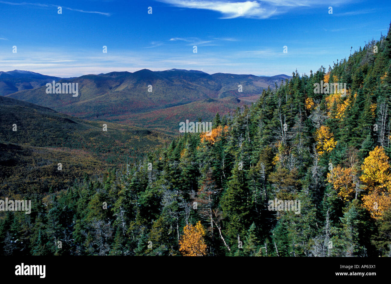 Weißen Berg NF, NH. Die Aussicht vom in der Nähe der westlichen Schulter des Mount Carrigain. Pemigewasset Wilderness Area. Luftbild Stockfoto