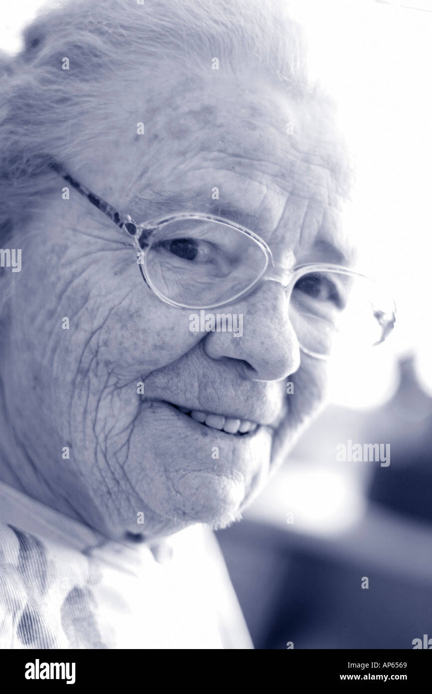 Porträt Einer Aelteren Dame Porträt des lächelnden Seniorin senior Stockfoto