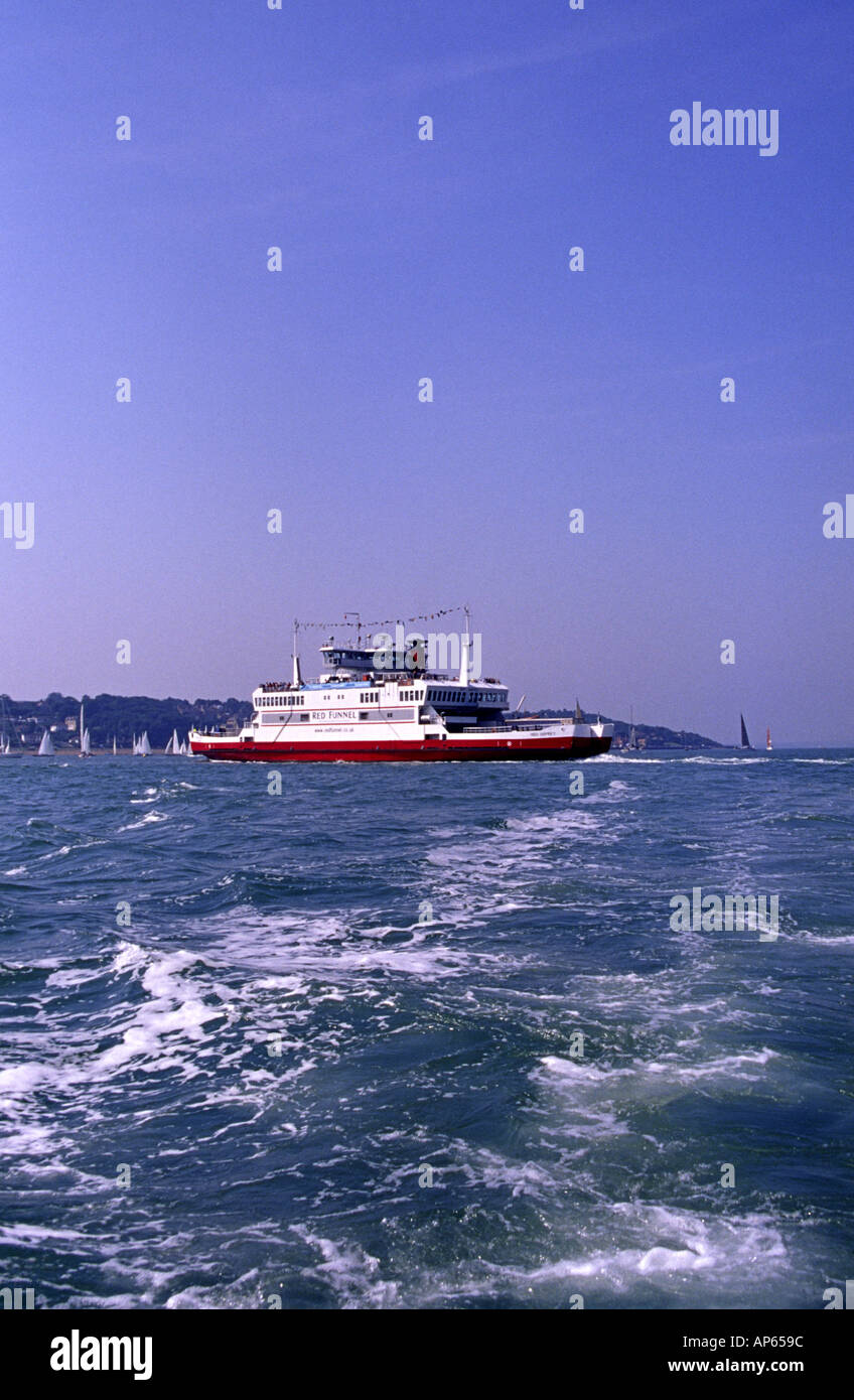 Red Funnel Autofähre in Cowes Hafen Stockfoto
