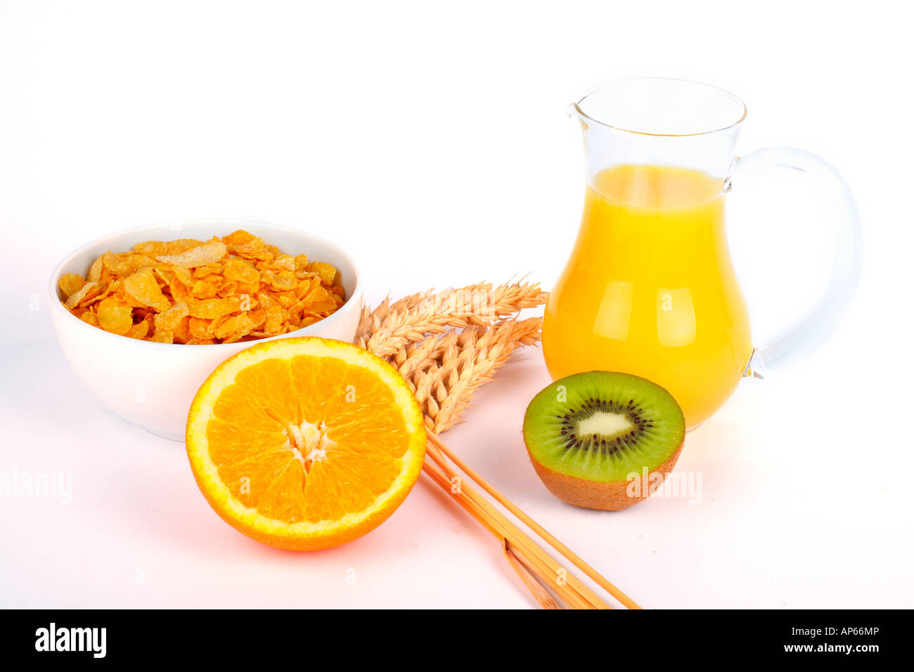 Orangensaft und Müsli bowl mit halben Kiwi auf weißem Hintergrund Stockfoto
