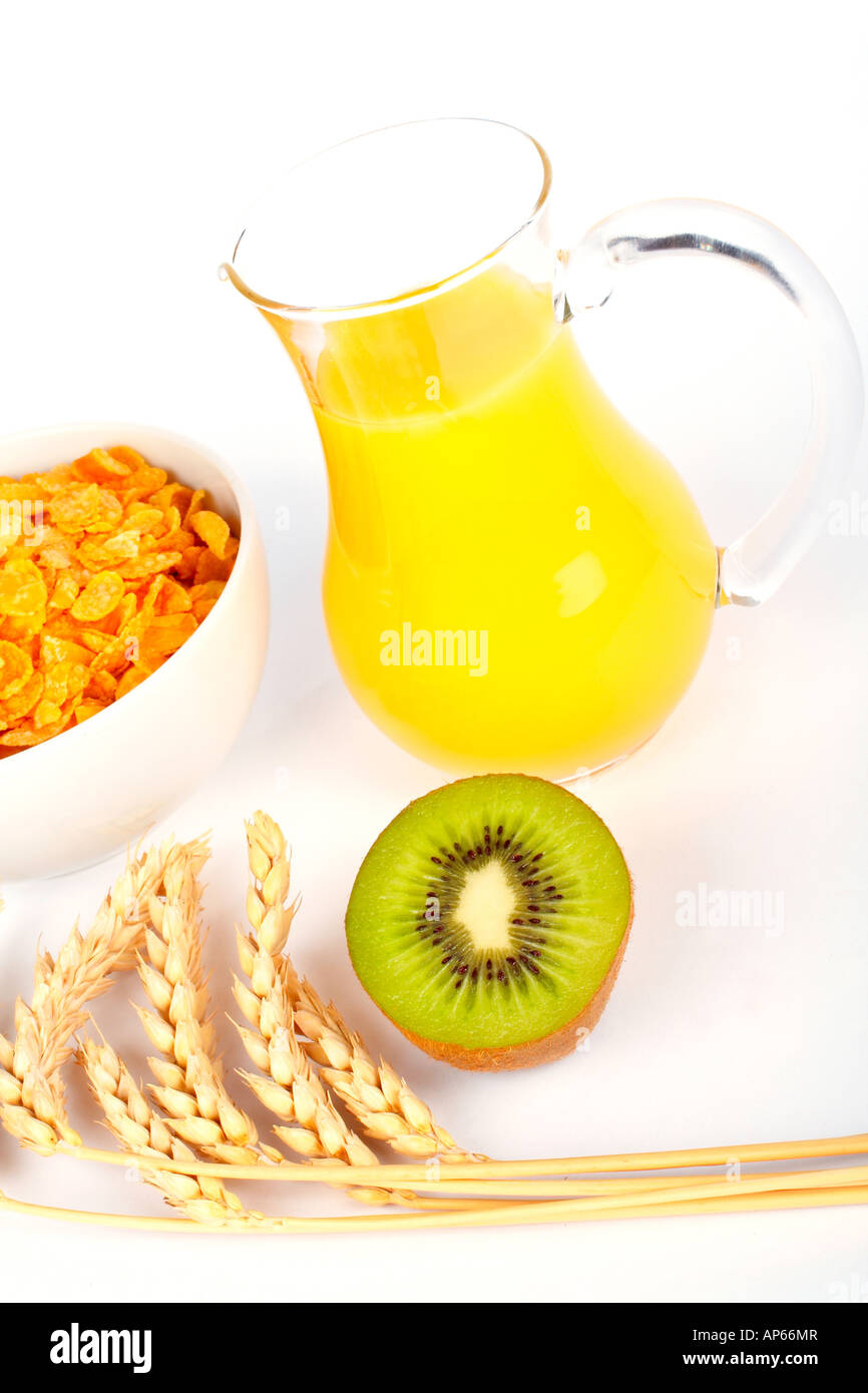Orangensaft und Müsli bowl mit halben Kiwi auf weißem Hintergrund Stockfoto