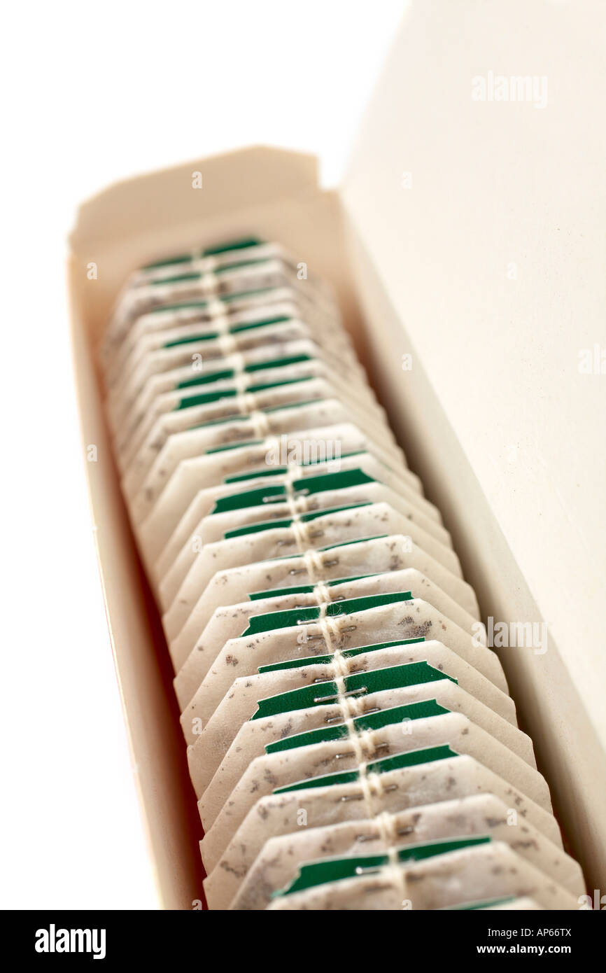Einige Teebeutel mit grünem Etikett auf der Verpackung flachen DOF Stockfoto