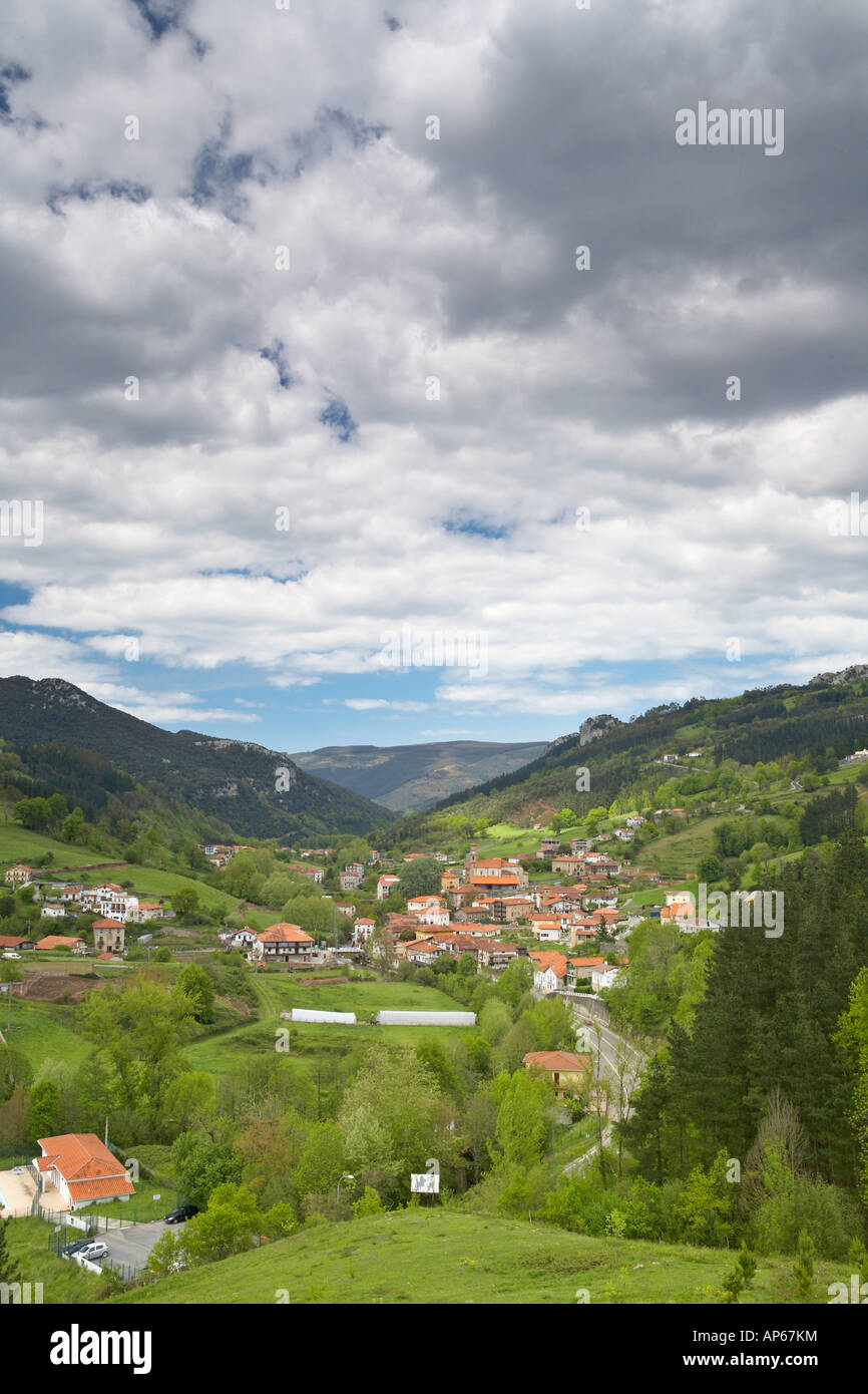 Kulturlandschaft mit bewölktem Himmel im Norden von Spanien Stockfoto