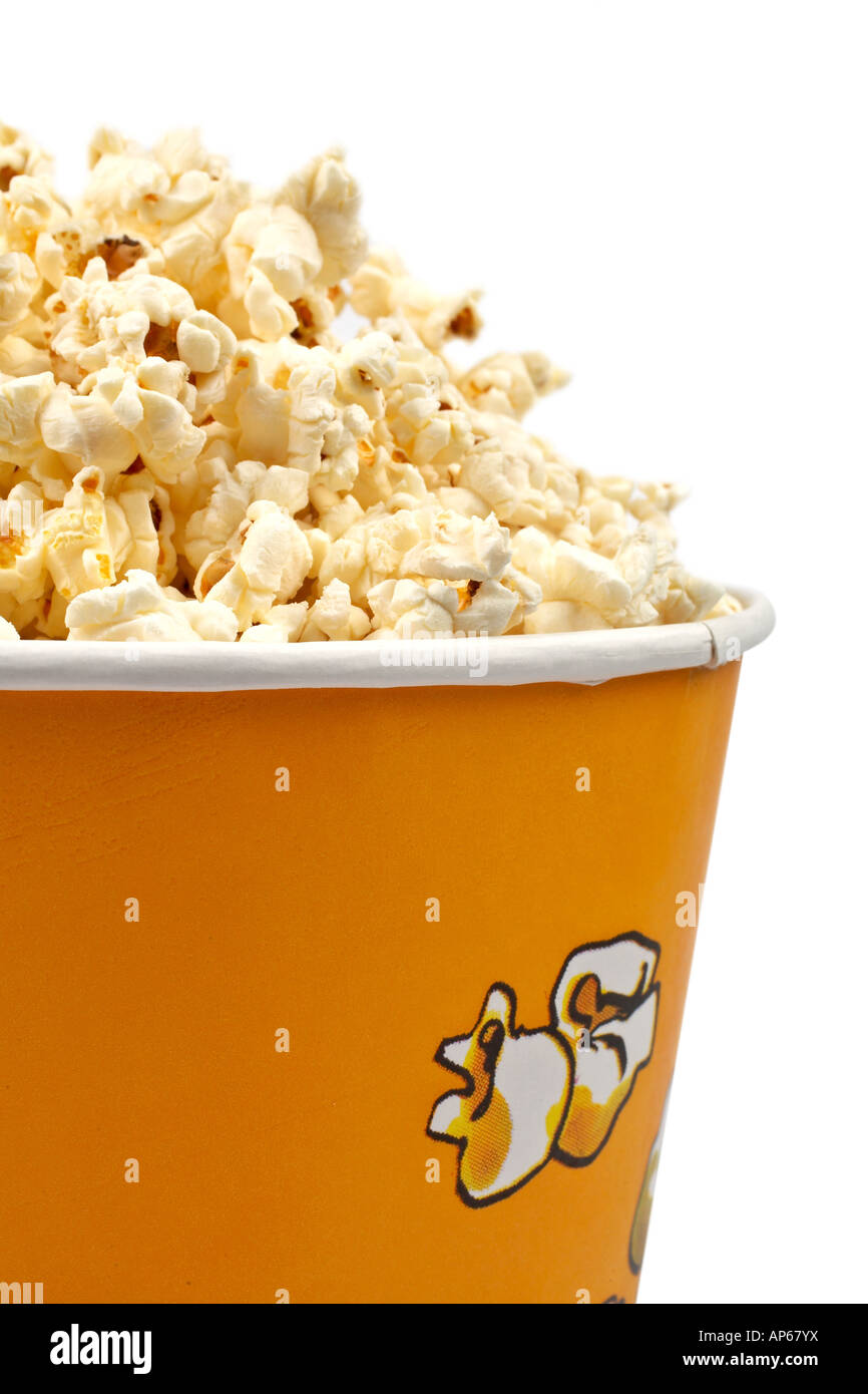 Detail der Popcorn in einem Eimer über einen weißen Hintergrund Stockfoto