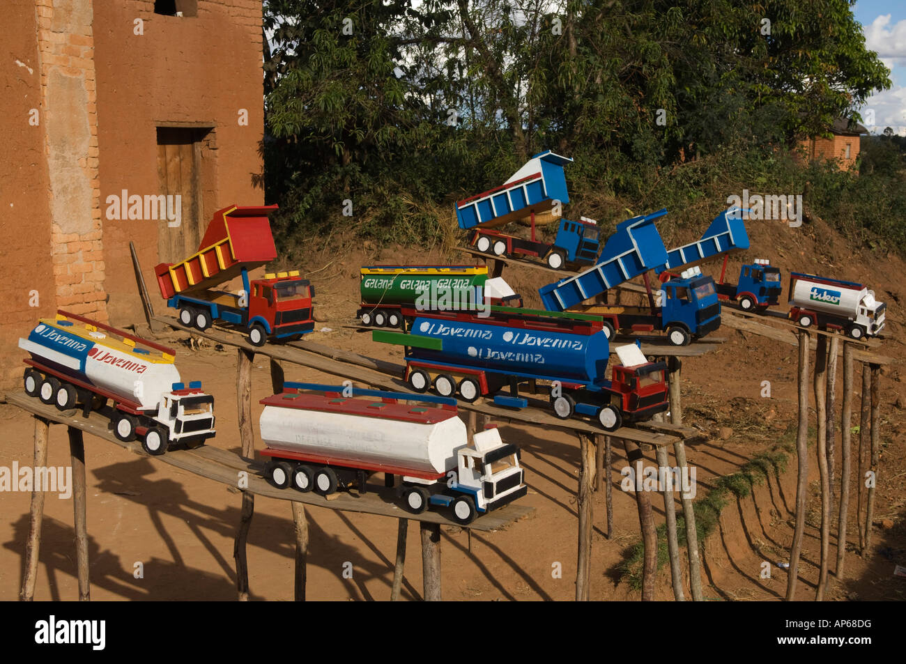 Spielzeug zum Verkauf an einem Straßenrand Speicher, Hochland in der Nähe von Antsirabe, Madagaskar Stockfoto