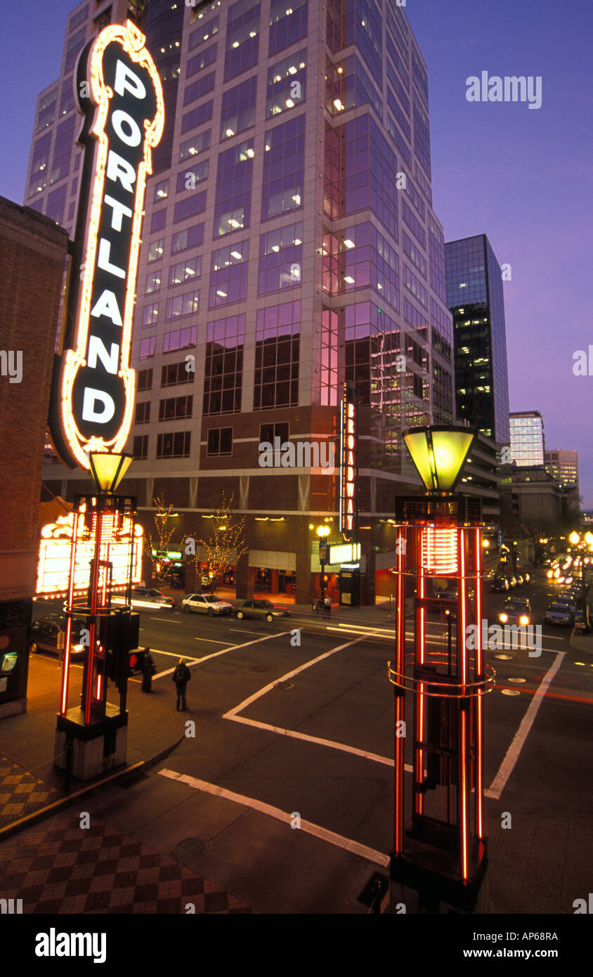 USA, Oregon, Portland, Autos Streifen von Arlene Schnitzer Concert Hall und the Fox Tower Stockfoto