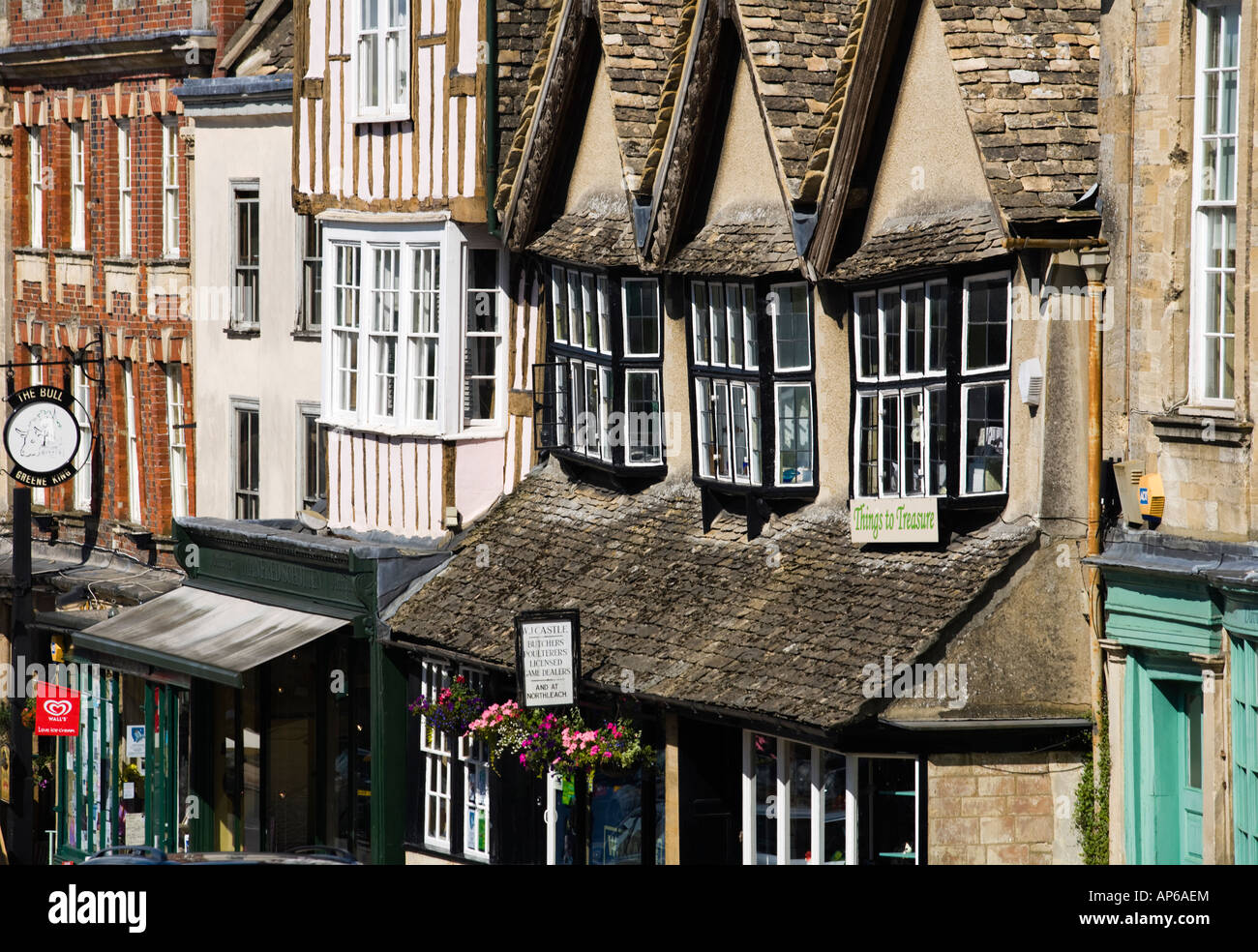 Gebäuden aus verschiedenen Epochen in Burford High Street mit Bleiglasfenster, Burford, Oxfordshire, Vereinigtes Königreich Stockfoto