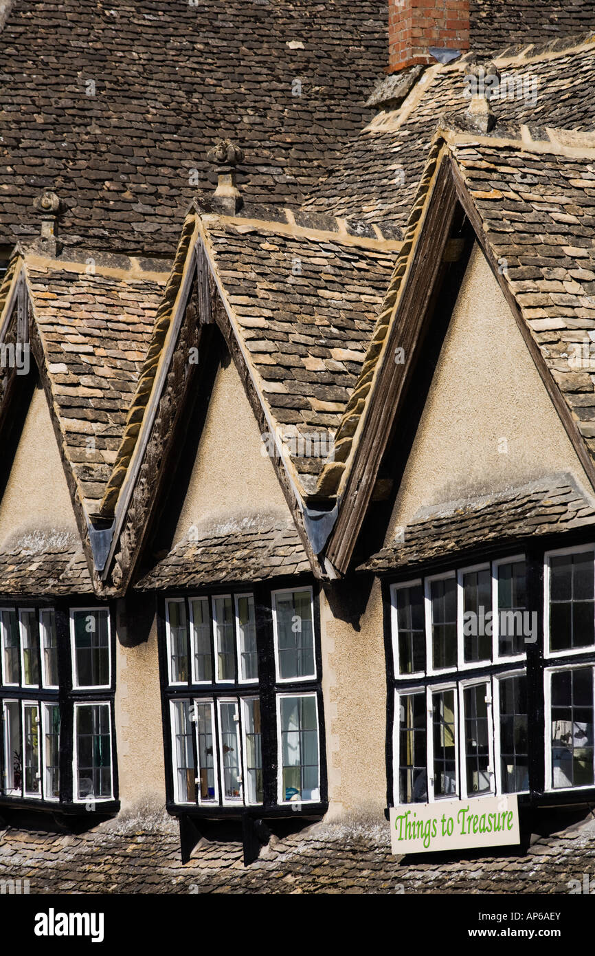 Satteldach Cotswold Steinbauten in Burford High Street mit Bleiglasfenster, Burford, Oxfordshire, Vereinigtes Königreich Stockfoto