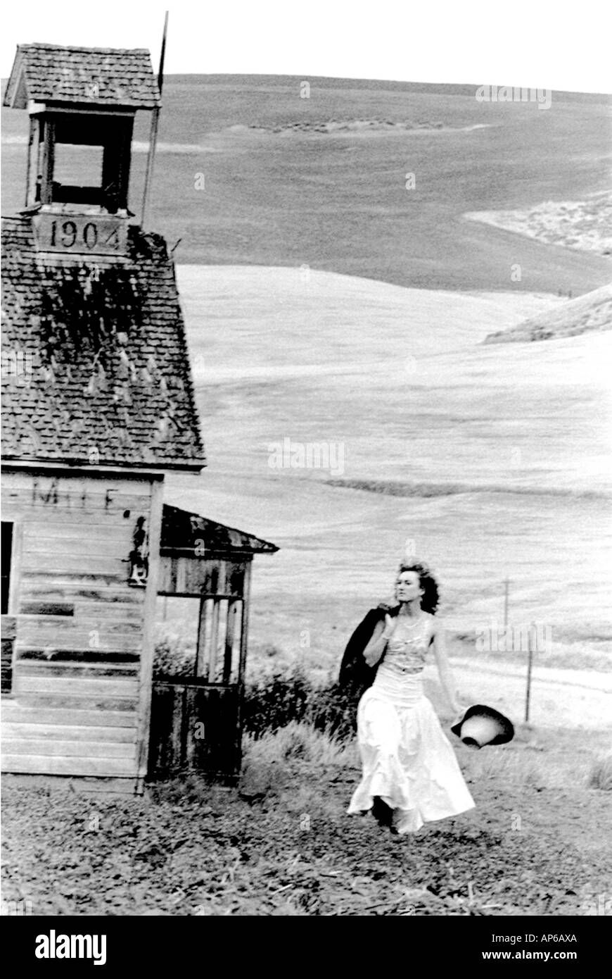 Kim Searcy zu Fuß neben einem alten verlassenen 1904, Schulhaus in Wasco County außerhalb The Dalles, Oregon. Stockfoto