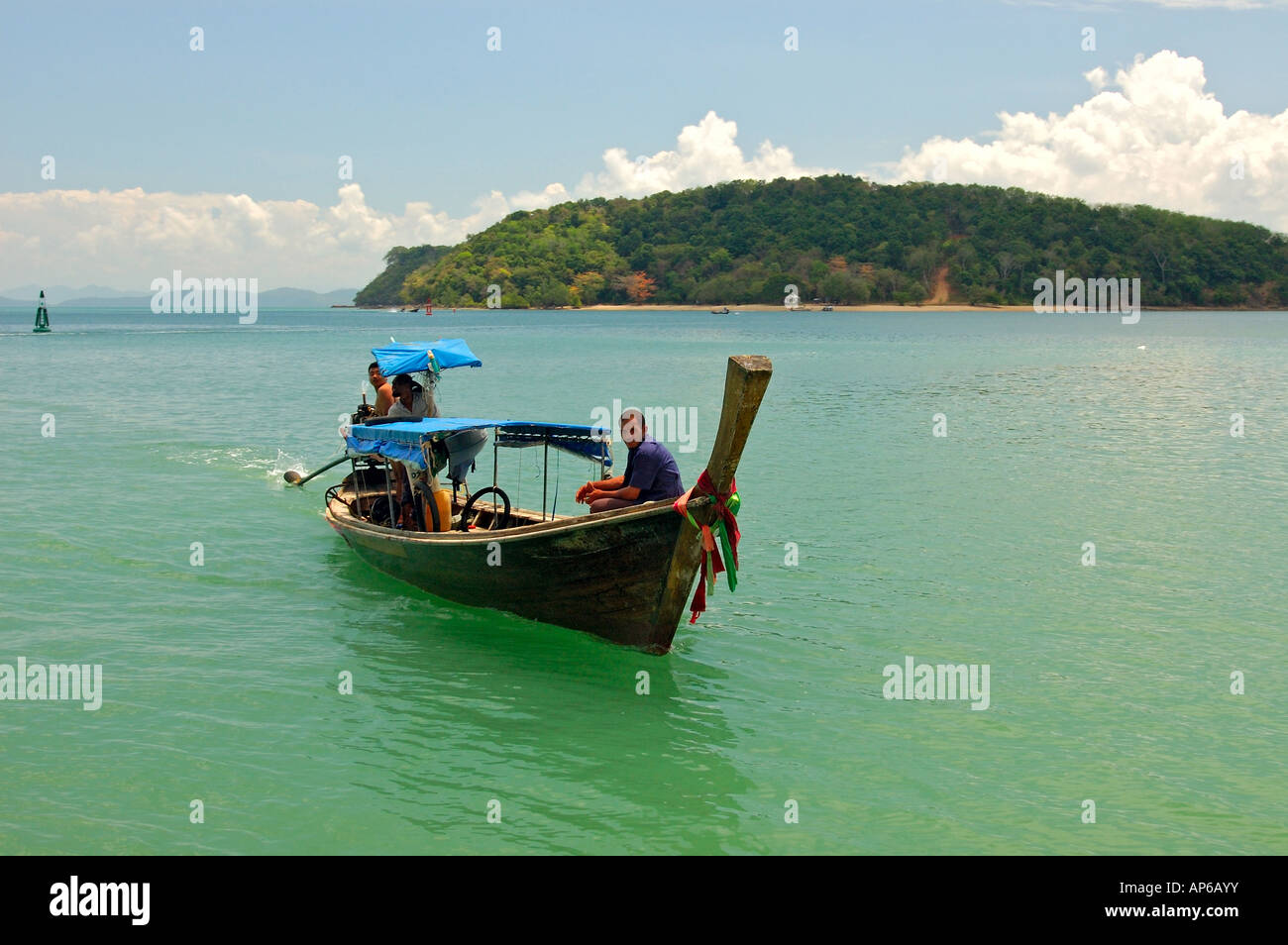 Ein Longtail-Boot in einem Meer Stockfoto