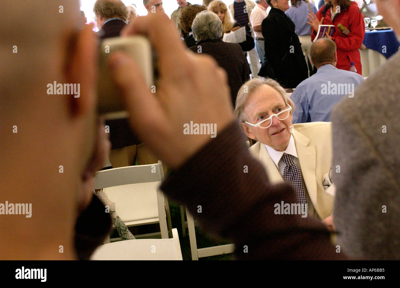 Southampton ny 050203 Autor tom wolfe Zeichen Exemplare seiner Bücher am Treffen der Schriftsteller Buchmesse an der Southampton college Freitag abend Wolfe gehalten wurde, der Empfänger des 15. jährlichen John Steinbeck Award auf der Veranstaltung Stockfoto