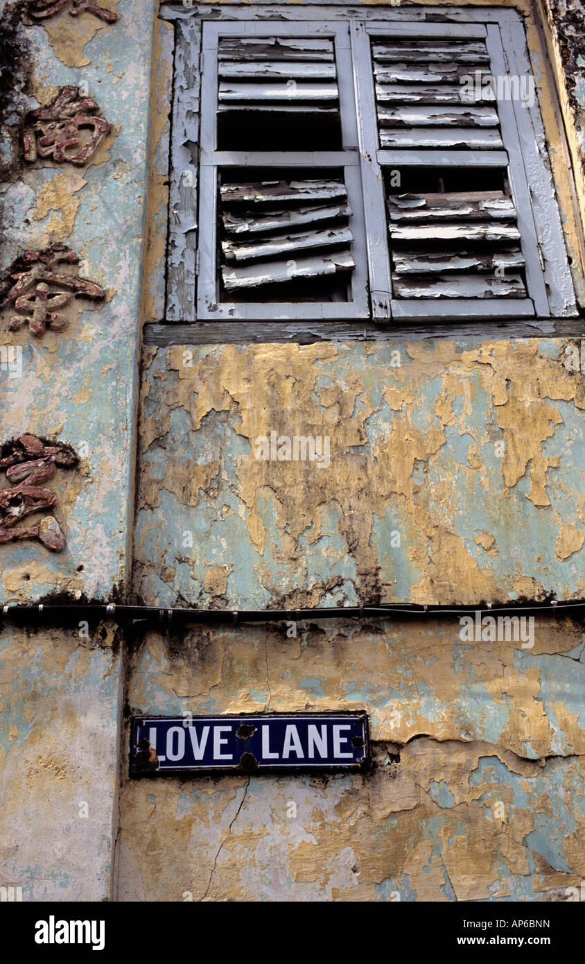 Liebe Lane, Georgetown, Penang, Malaysia zeigt verfallene Gebäude, jetzt einen 7-Eleven-Laden Stockfoto