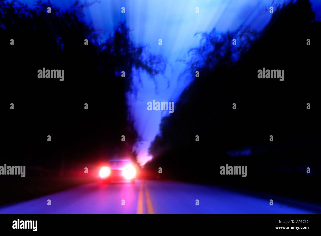 Autoscheinwerfer in der Abenddämmerung Stockfoto