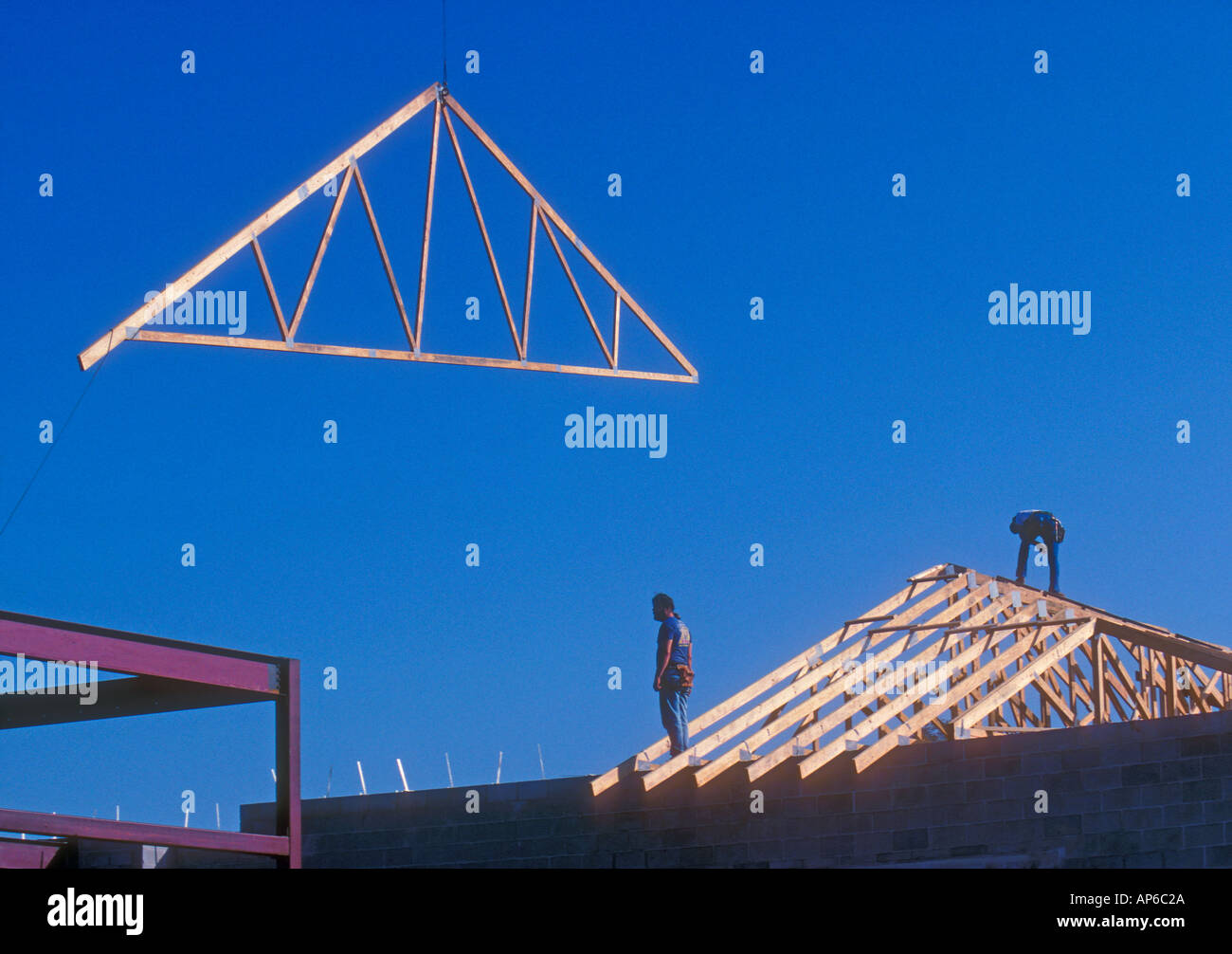 zwei Männer, die Arbeiten an der Dachkonstruktion Stockfoto