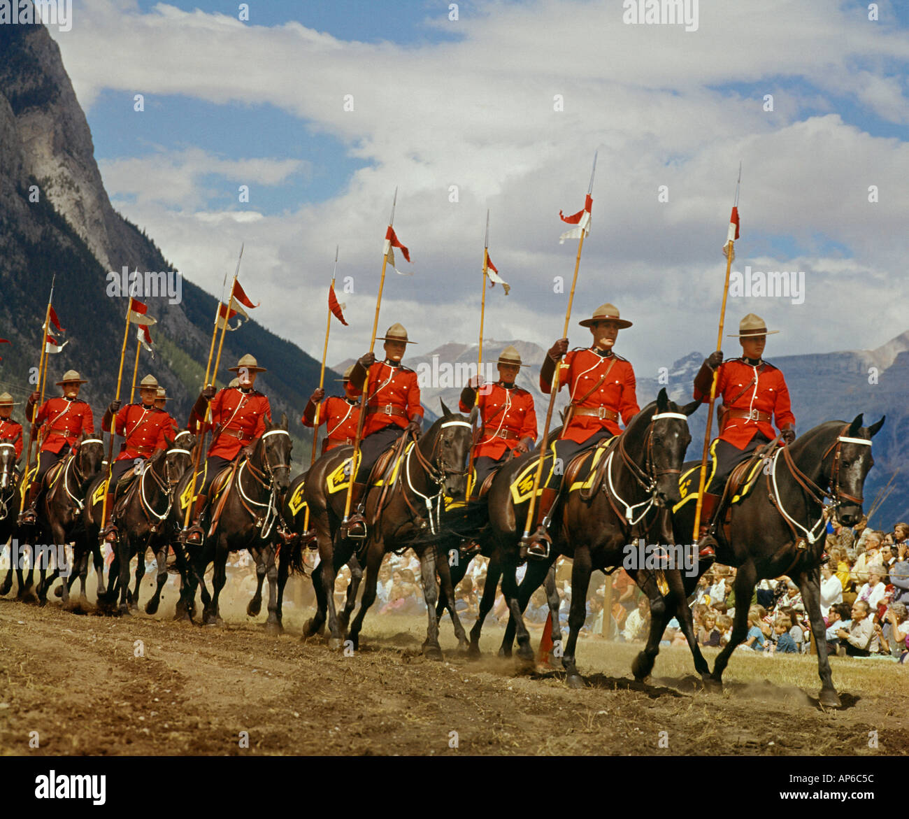 Kader von Canadian Mounted Police auf dem Pferderücken mit Lanzen Stockfoto