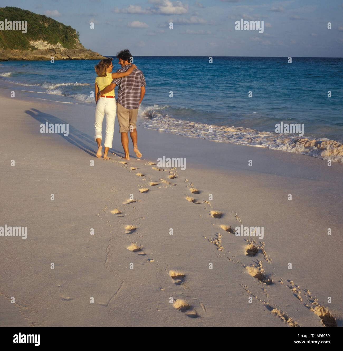 paar verlassen Fuß druckt in sandigen Strand Stockfoto