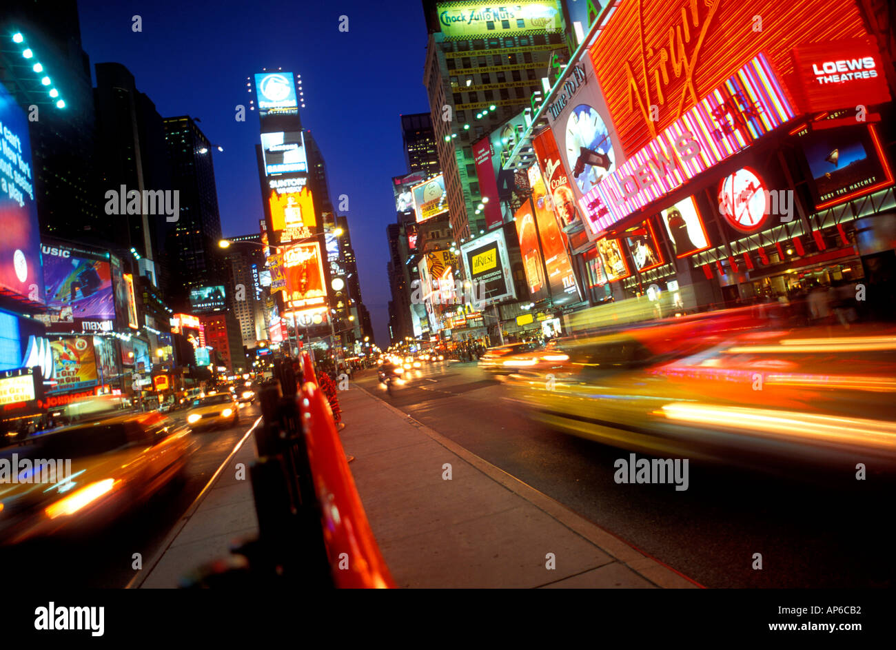 Neonlichter am New York Times Square in den 1990er Jahren Taxifahrer, die nachts beschäftigt sind, leuchten in Manhattan New York City America USA Vintage Retro Americana Stockfoto