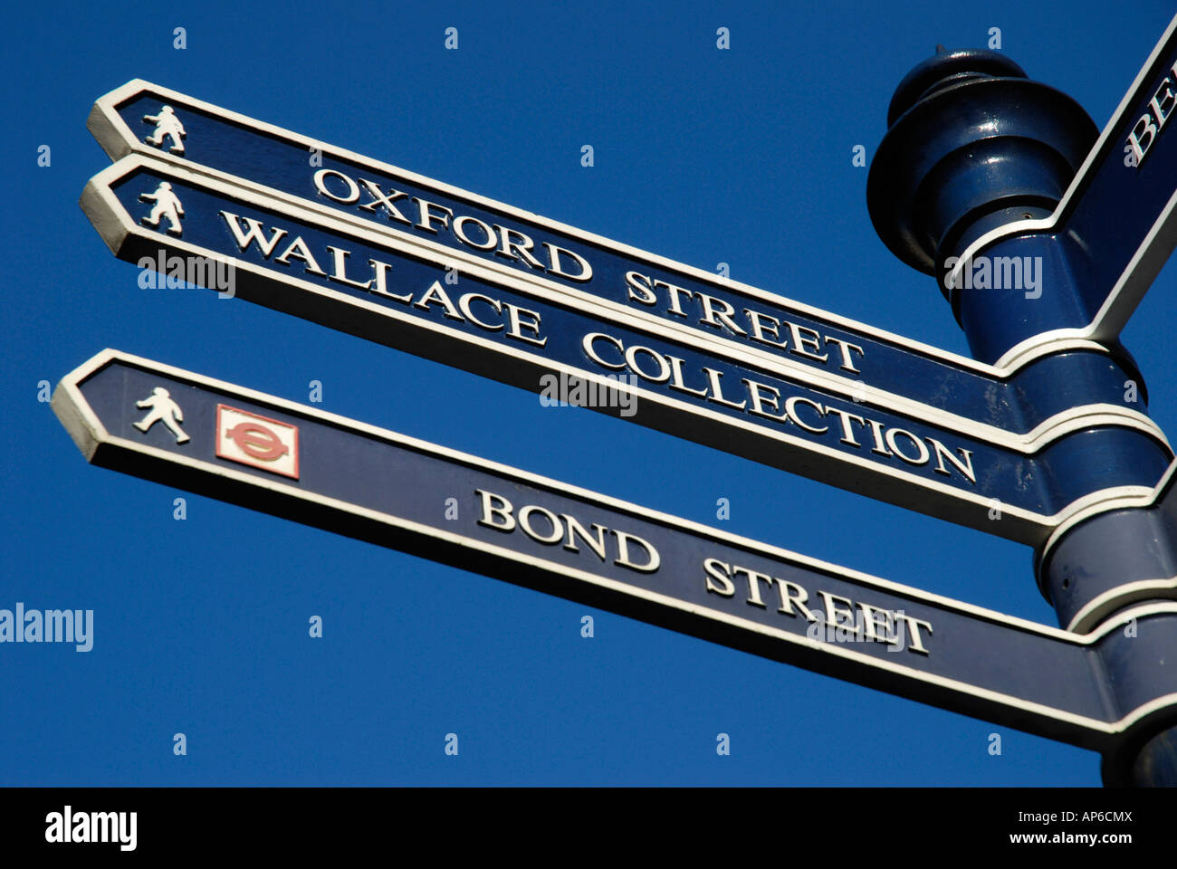 Fußgängerzone Wegweiser gegen blauen Himmel am Oxford Circus London England 2007 Stockfoto