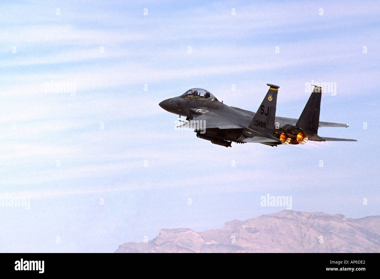 Ein USAF F-15E Strike Eagle Angriff Kämpfer fährt Nellis Air Force Base auf einer Mission, rote Fahne Stockfoto