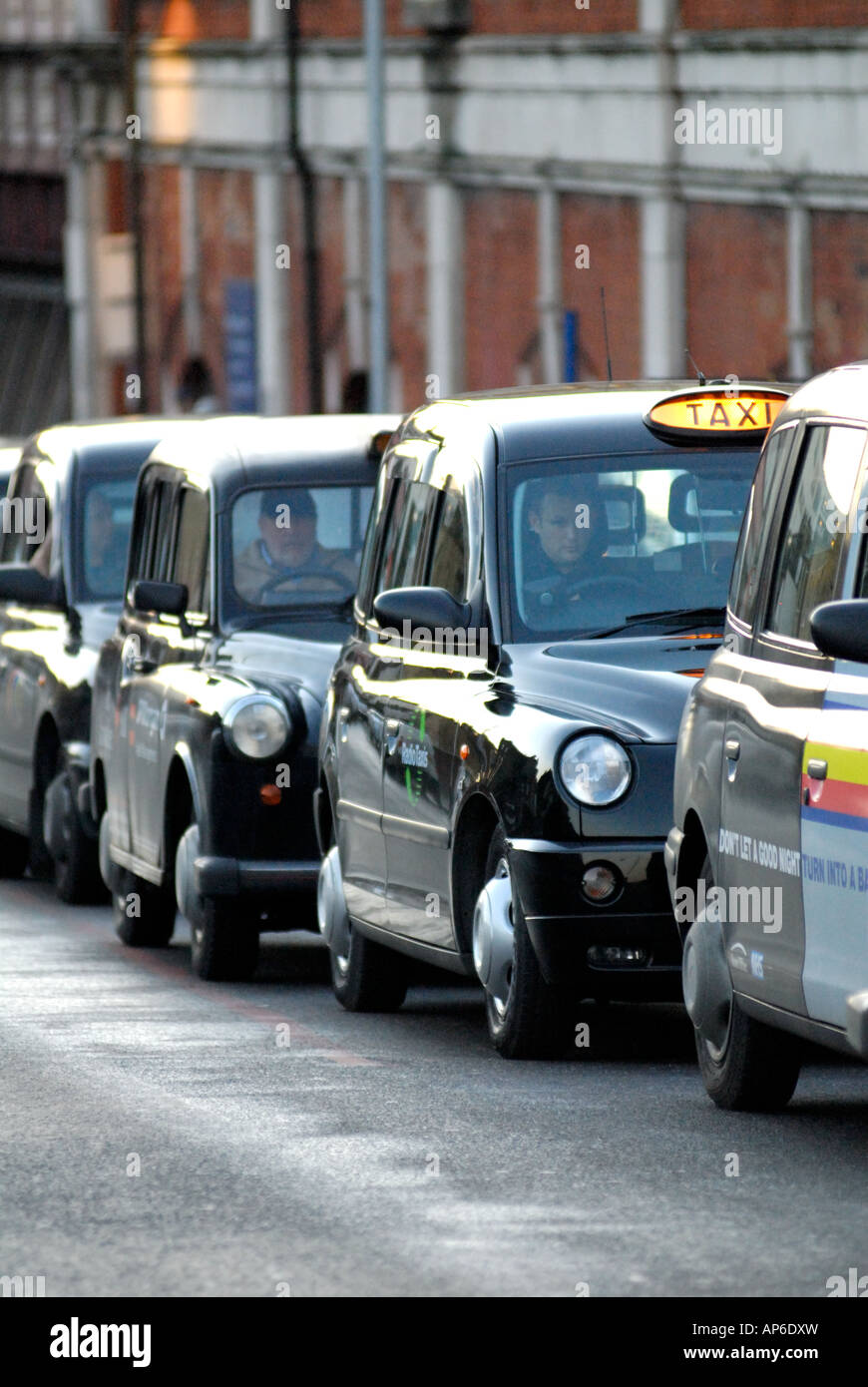 London Taxi Rank, Waterloo Station, London Vereinigtes Königreich Stockfoto