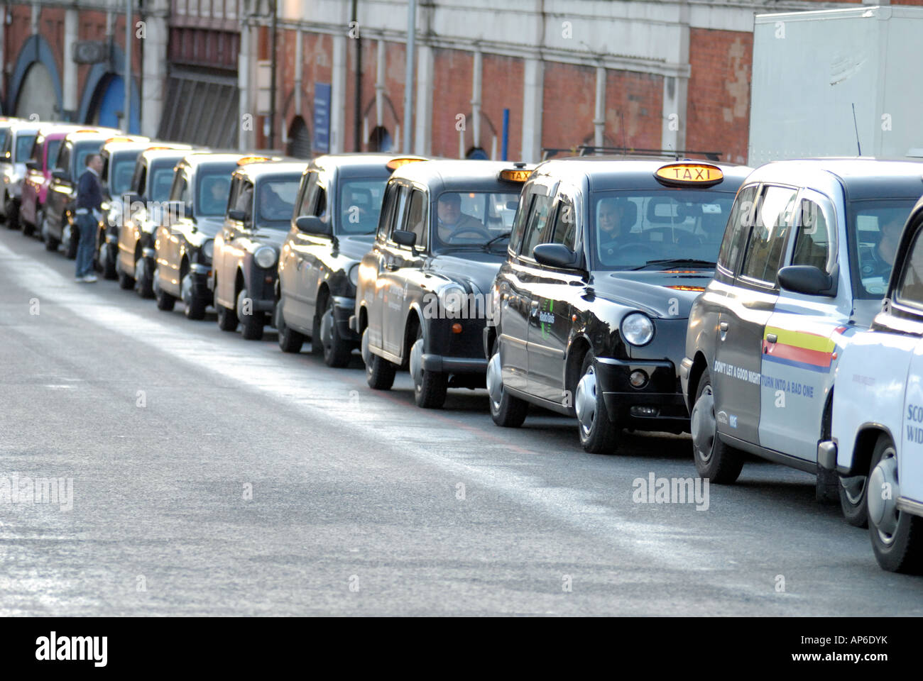 London Taxi Rank, Waterloo Station, London Vereinigtes Königreich Stockfoto