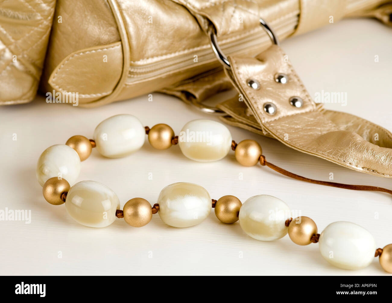 Meine Damen Handtasche und klassische Perle Halskette Stockfoto