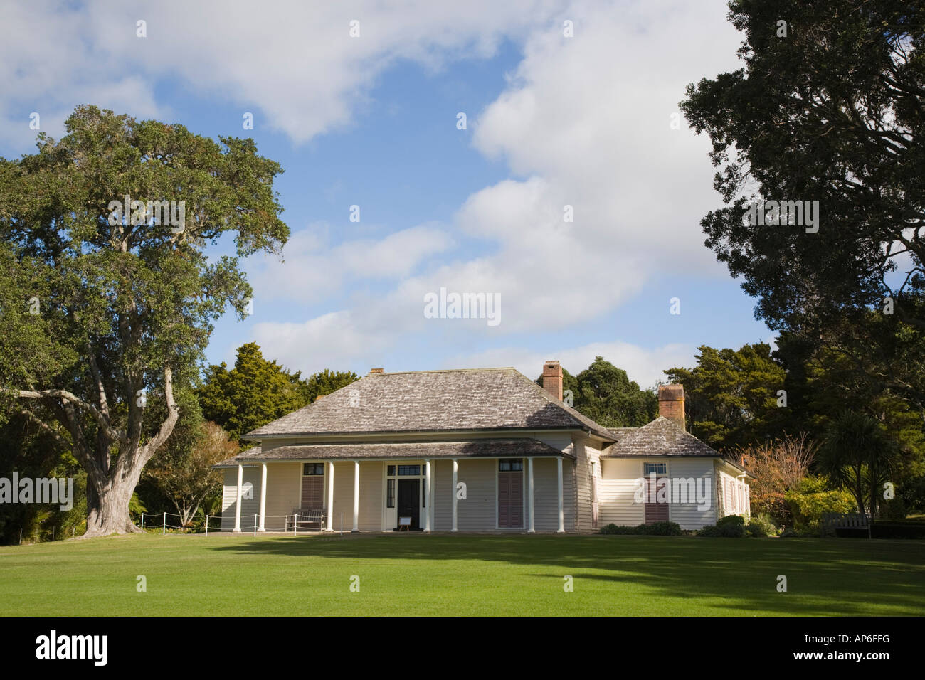 19. Jahrhundert Kolonialstil Vertrag Hausfassade und Gelände zu Waitangi National Reserve The Vertrag House, Waitangi, Neuseeland Stockfoto