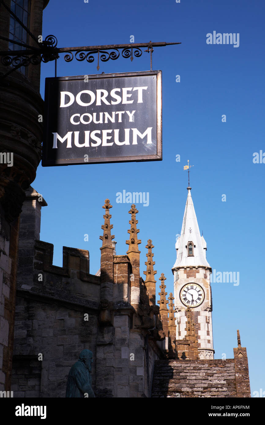 Dorset County Museum Zeichen und Rathaus-Turmuhr bei hohen West Street im Dorchester Stadt Dorset county England UK Stockfoto