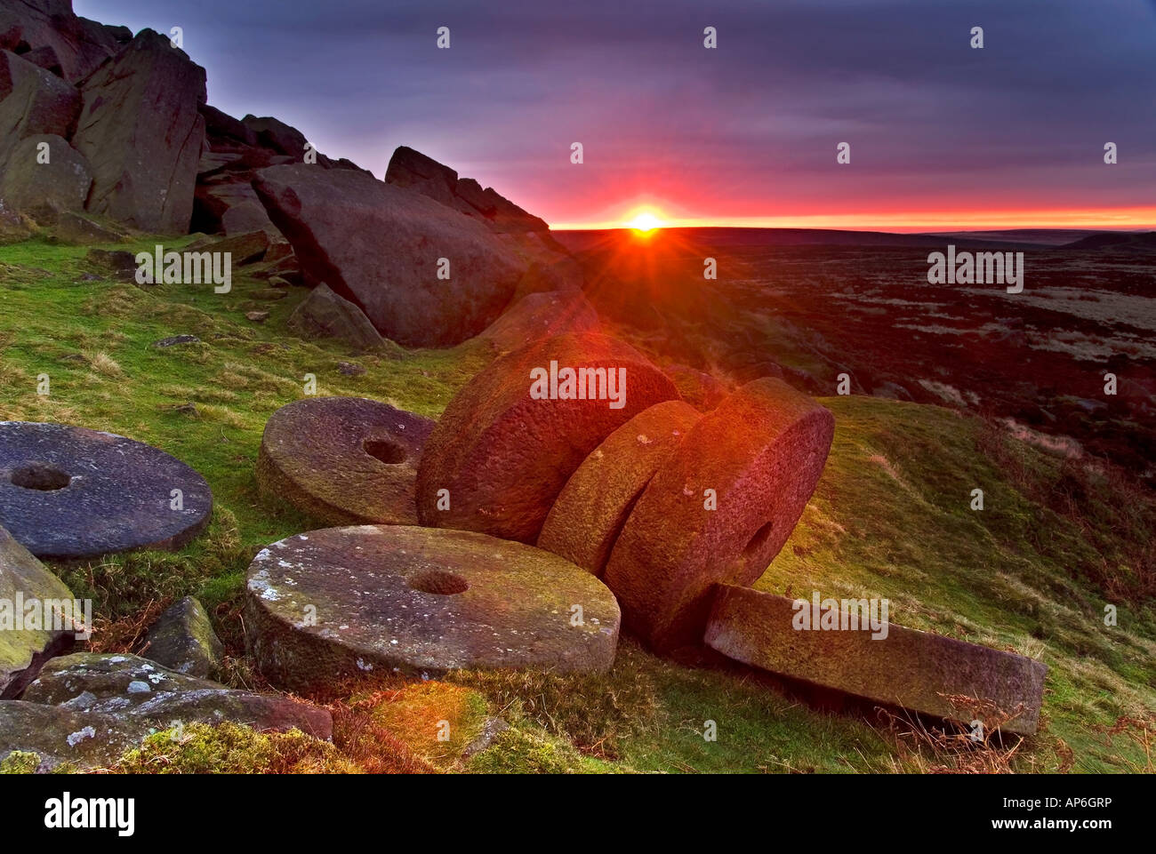Sonnenaufgang über Mühlsteine unter Stanage Edge über Hathersage, Peak District National Park, Derbyshire, England, Vereinigtes Königreich Stockfoto