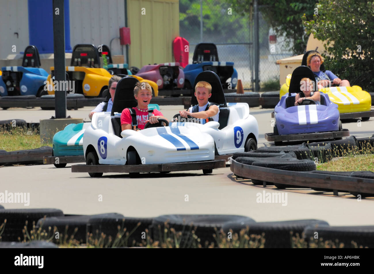 Nervenkitzel-Karren Rennen rund um eine Spur der Six Flags Kentucky Kingdom Amusement Park Stockfoto