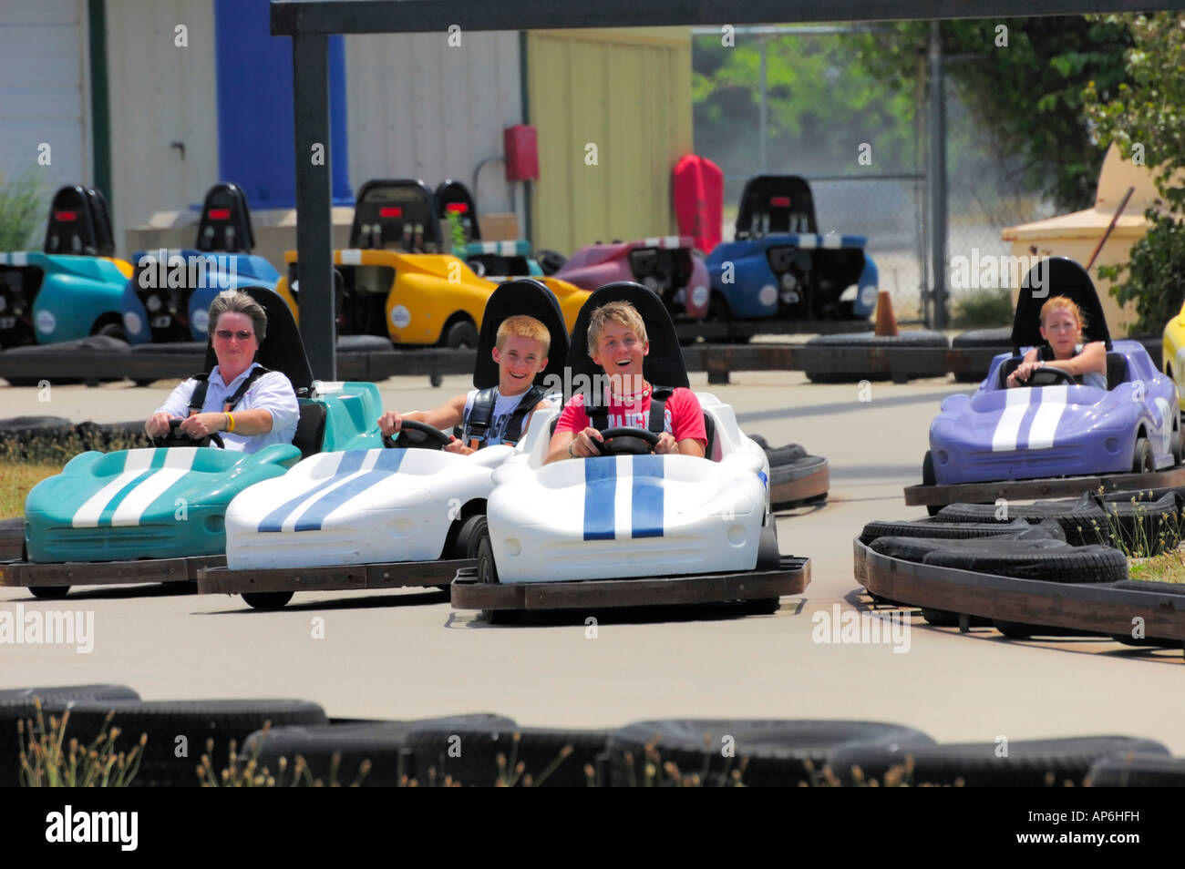 Nervenkitzel-Karren Rennen rund um eine Spur der Six Flags Kentucky Kingdom Amusement Park Stockfoto