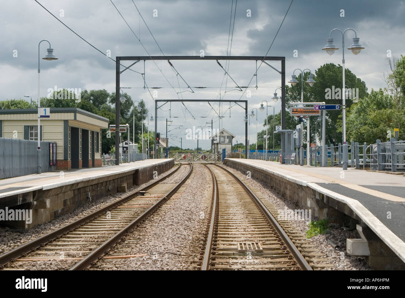 Gleise und Bahnsteige am Bahnhof Littleport, England. Stockfoto