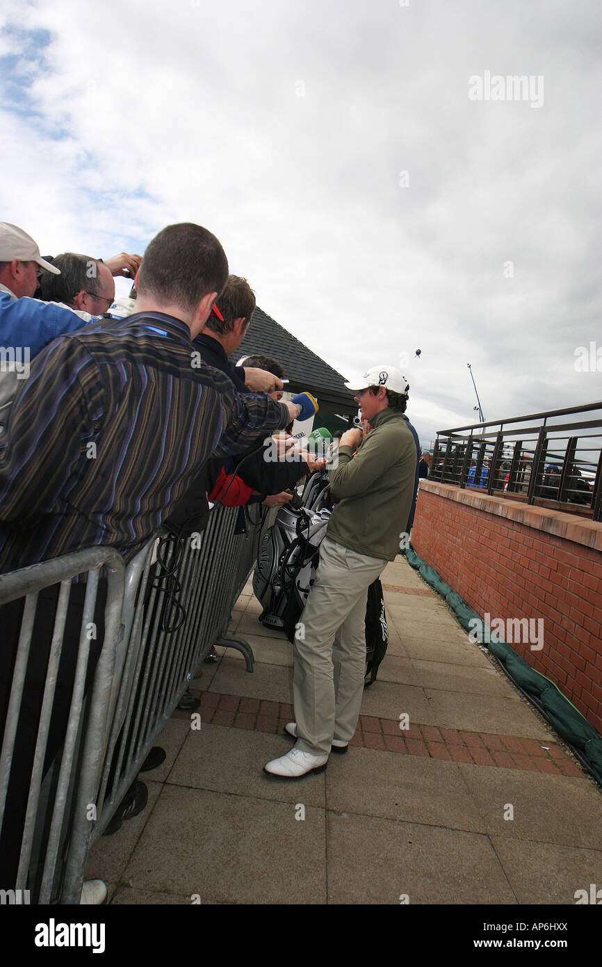 Rory MCIlroy nördlichen irischen Professional Golfer Unterzeichnung Autogramm während 2007 British Open golf Championship Carnoustie Schottland Stockfoto