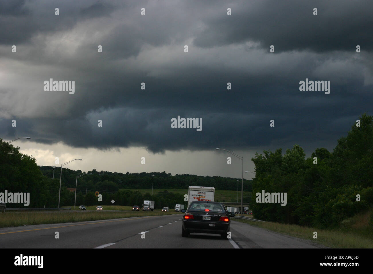 Fahren auf der Autobahn mit Sturm nähert, North Carolina Stockfoto