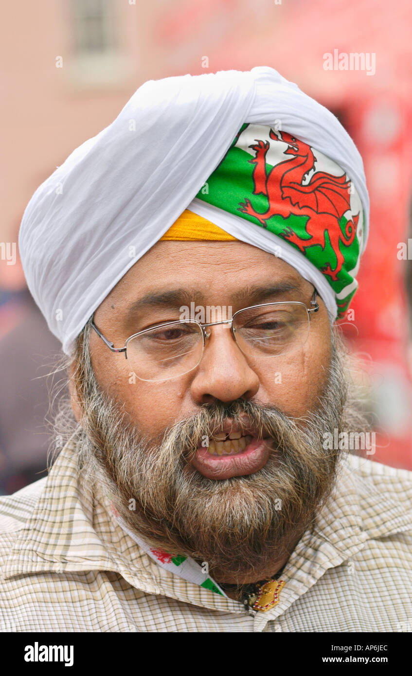 Bapu G ein Sikh betreibt ein mobiles catering-Unternehmen mit Turban mit der rote Drache von Wales in Brecon Jazz Festival Powys UK Stockfoto