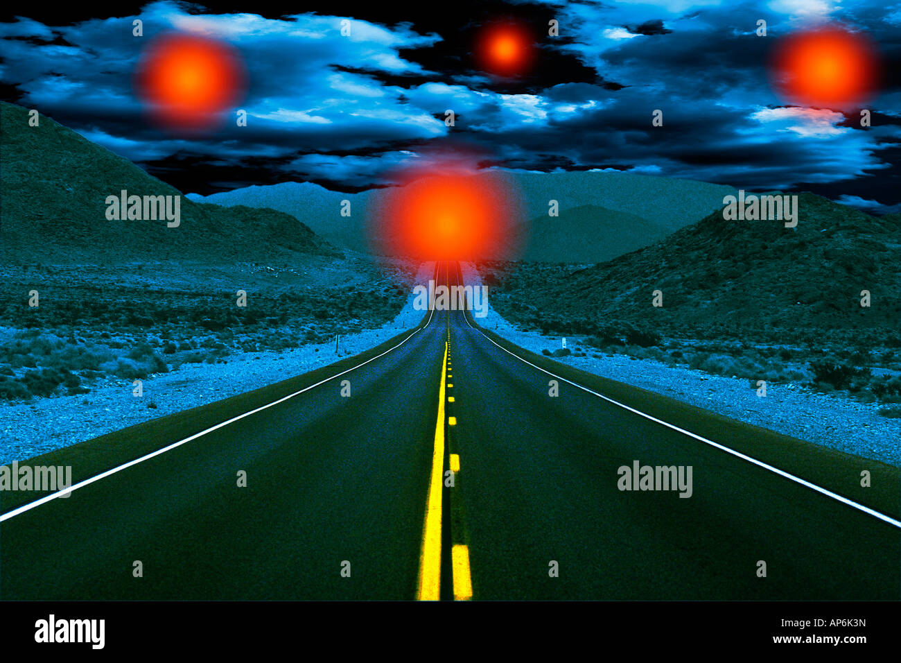 Leere Straße in der Nacht mit UFOs, Außerirdische, digital composite Stockfoto